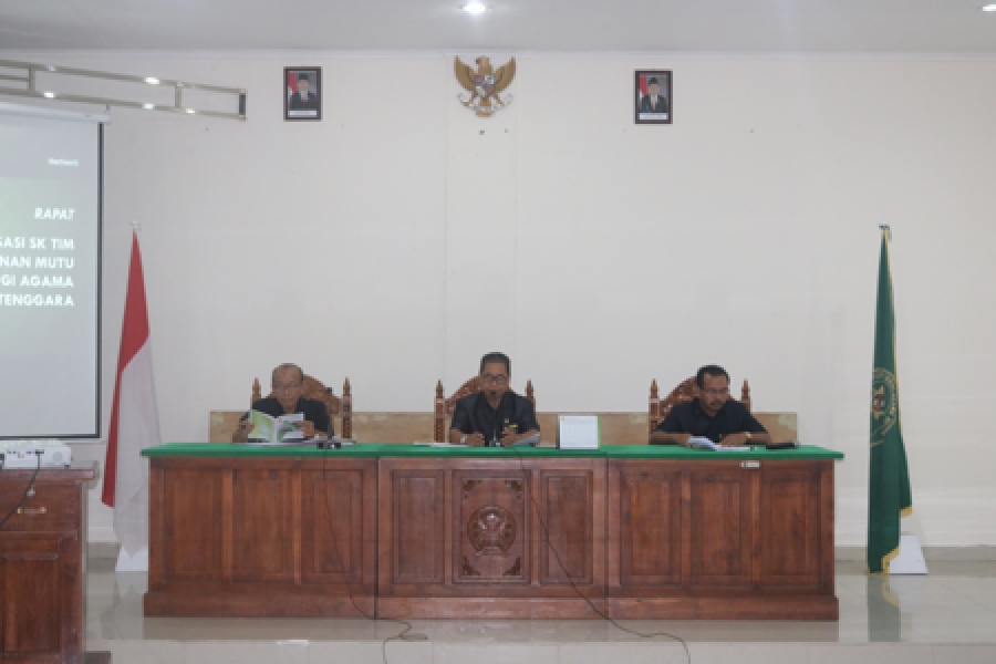 KPTA (Tengah), WKPTA (Kiri), dan Sekretaris (Kanan) memimpin jalannya rapat assesmen APM (17/6/2019)