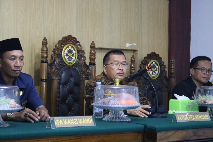 KETUA PTA. KENDARI ADAKAN PEMBINAAN DI PENGADILAN AGAMA WANGI WANGI