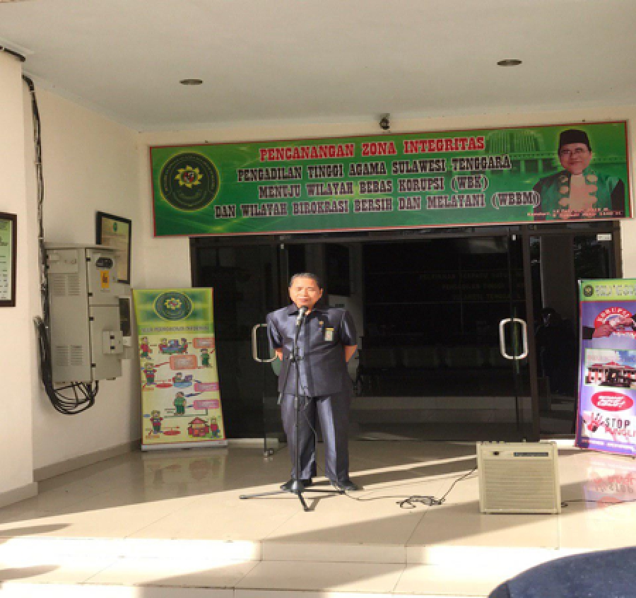 Ketua PTA Sulawesi Tenggara Dr. H. Muslimin Simar, SH. MH. saat memberikan amanat pembinaan pada Apel Senin Pagi (10/6/19)