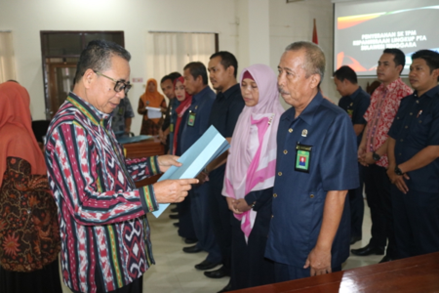 Ketua PTA Sultra (tengah) saat membacakan SK Jabatan baru kepada para pegawai (5/3/2020) 