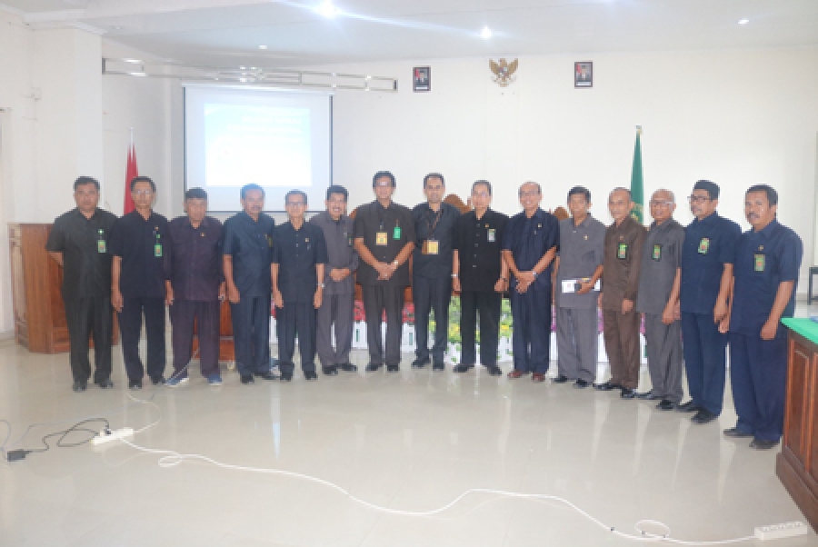 KPTA , WKPTA, dan para pegawai PTA Sulawesi Tenggara foto bersama dengan Tim Bawas MA RI (Tengah)