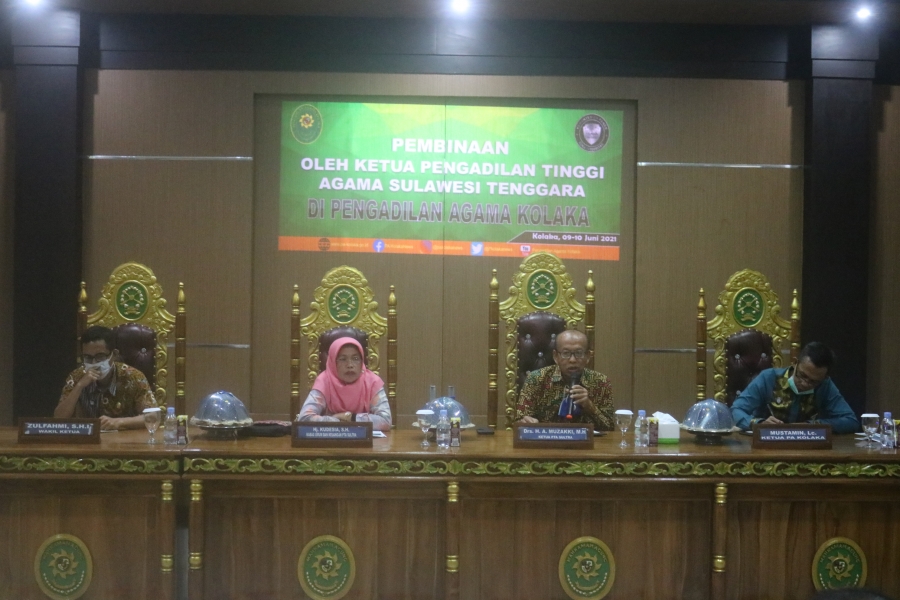 Ketua dan Kabag Umum dan Keuangan PTA Sultra Bersama Ketua, dan Wakil Ketua PA Kolaka memimpin jalannya rapat (10/06/2021)