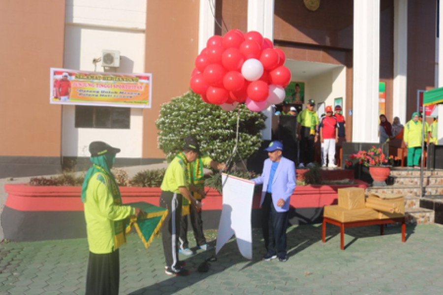 KPTA Sulawesi Tenggara (kedua dari kiri) didampingi Ketua Kontingen (kedua dari kanan) dan Ketua Panitia HUT (kanan) saat melepaskan balon sebagai tanda dimulainya rangkaian peringatan HUT MA RI Ke-74 dan HUT PTA Sultra Ke-24 (14/8/2019)