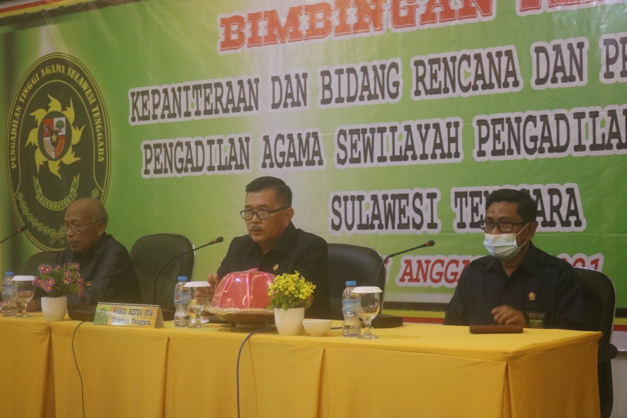 Wakil Ketua, Panitera, dan Kabag. Perencanaan dan Kepegawaian PTA Sulawesi Tenggara memimpin acara penutupan Kepaniteraan Dan Bidang Perencanaan, Program dan Anggaran PTA Sulawesi Tenggara Dan PA Sewilayah PTA Sulawesi Tenggara Tahun 2021 (23/06/2021)