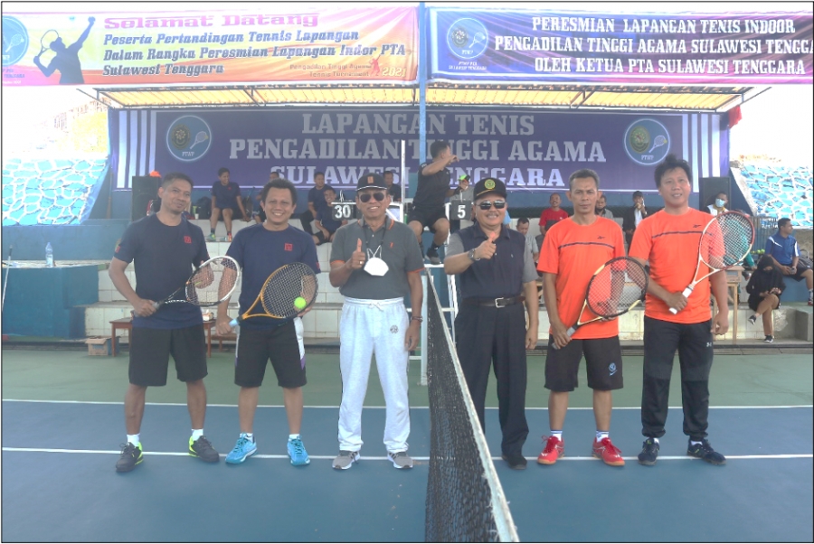Ketua dan Wakil Ketua PTA Sulawesi Tenggara foto bersama dengan para atlet yang bertanding