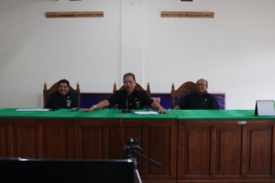 KPTA (Tengah), WKPTA (Kanan) dan Drs. H. M. Arsyad M, SH. MH. (Kiri) memimpin jalannya teleconference (2/12/2019)