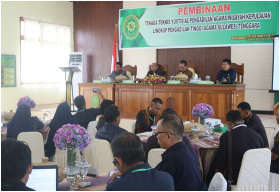 Ketua PTA Sultra (tengah), Wakil Ketua PTA, Ketua PA Baubau (kanan) dan Hakim Tinggi PTA (kiri) berfoto bersama sebelum memulai Acara Pembinaan dan Diskusi Teknis Yustisial  Pengadilan Agama Wilayah Kepulauan Lingkup PTA Sultra yang digelar di Aula Pengadilan Agama Baubau (2/5/19)