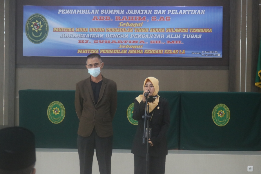 Hj. Suhartina, S.H., M.H. didampingi bersama suami menyampaikan kesan dan pesan selama di PTA Kendari (03/06/2021)