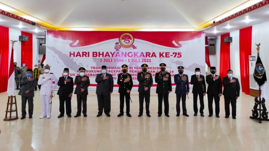 Wakil Ketua PTA Sultra Berfoto Bersama Jajaran Forkopimda Sulawesi Tenggara Usai Upacara HUT Bhayangkara ke-75