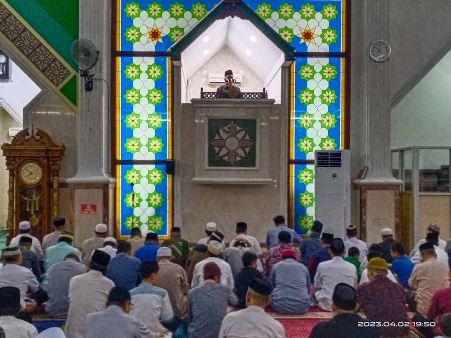 Ketua Pengadilan Tinggi Agama Kendari, Dr. H. Mame Sadafal memberikan Tazkira di Masjid Raya Al Kautsar Kendari (02/04/2023)