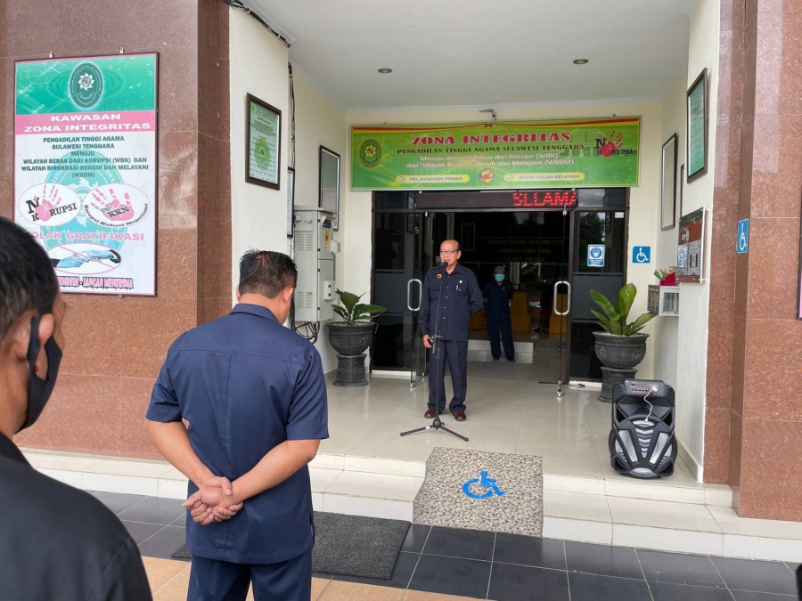 Ketua PTA Sulawesi Tenggara Drs. H. A. Muzakki, M.H. saat memberikan amanat pembinaan pada Apel Senin Pagi (17/05/2021)
