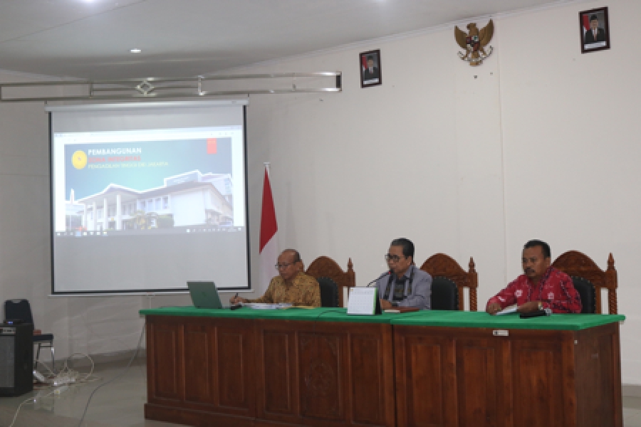 KPTA (Tengah), WKPTA (Kiri), dan Sekretaris (Kanan) memimpin jalannya Rapat hasil pembekalan reviu zona integritas (12/7/2019)