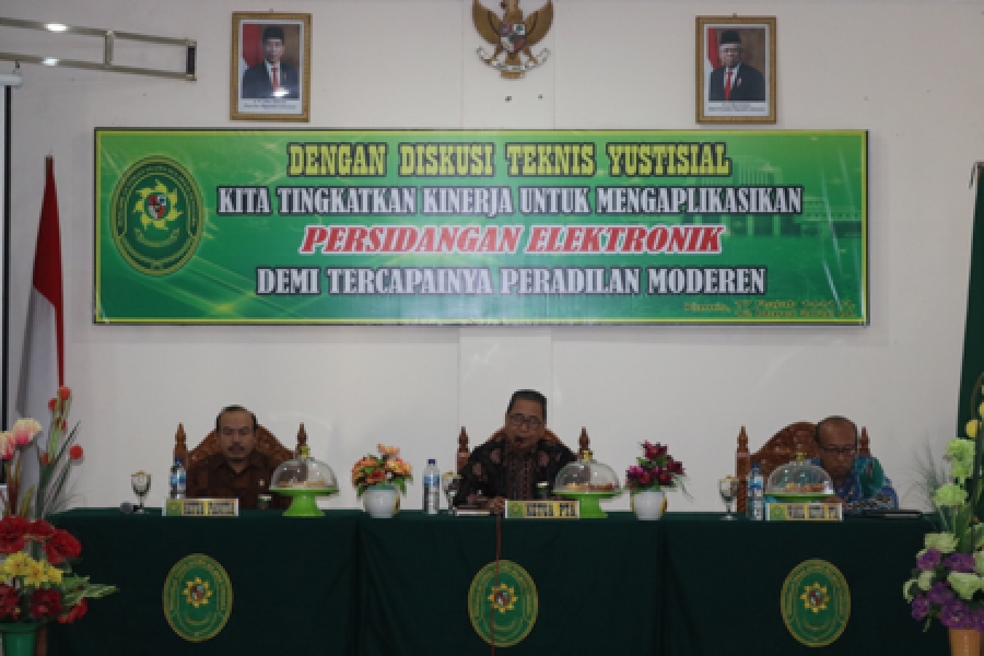 KPTA (Tengah), WKPTA (Kanan), dan Fahruddin, S.Ag. (Kiri), memimpin saat pembukaan Diskusi Hukum (12/3/2020)