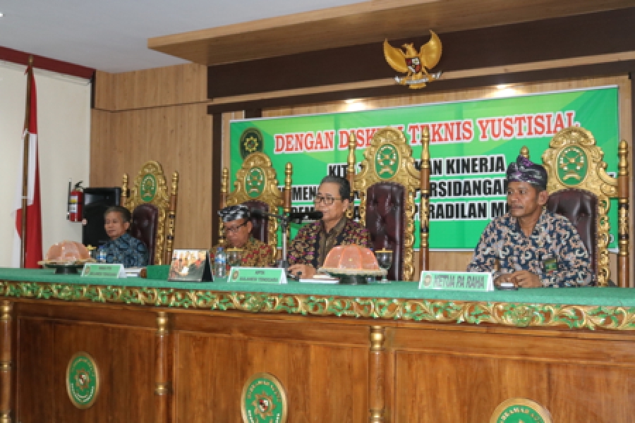 KPTA (Kedua Kanan), WKPTA (Kedua Kiri), Dr. H. Syamsulbahri, S.H., M.H. (Kiri), dan Drs. H. Mustafa, M.H. (Kanan) memimpin saat pembukaan Diskusi Hukum (22/2/2020)