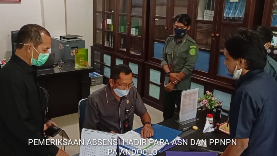Hakim Tinggi dan Panitera Pengganti PTA Sultra Bersama memeriksa absensi hakim dan pegawai PA Andoolo (11/05/2021)