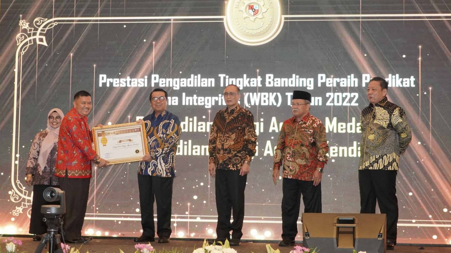 Ketua PTA Kendari, Dr. H. Mame Sadafal, M.H. menerima Penghargaan dari Ditjen Badilag dalam Acara Pembukaan Rapat Koordinasi Ditjen Badilag Tahun 2023 (06/03/2023)