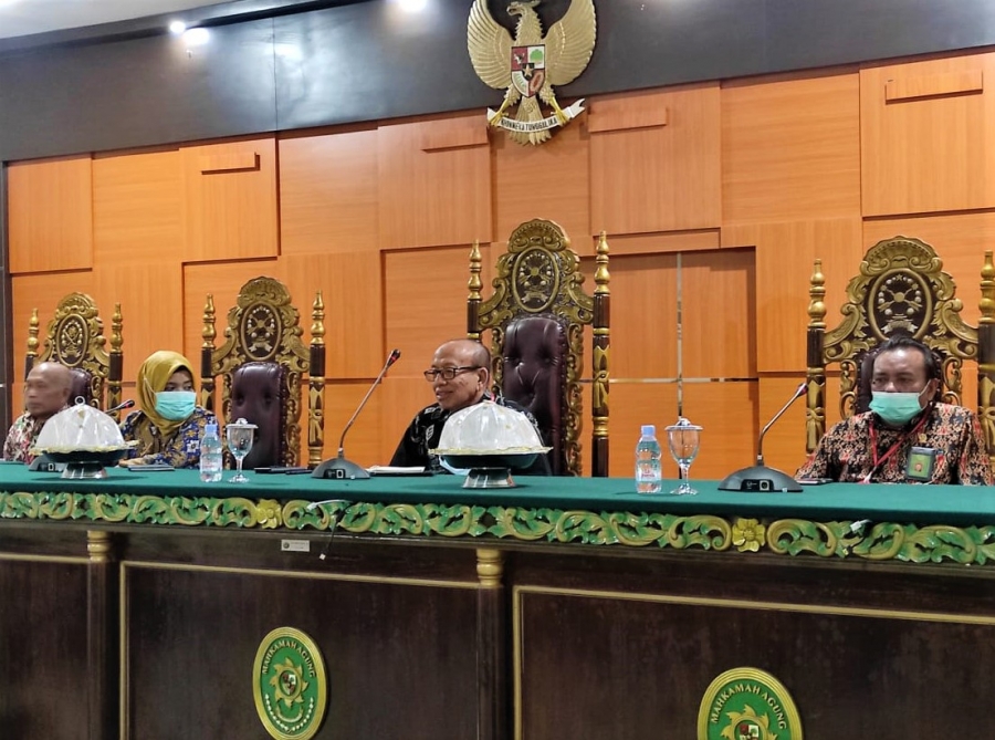 Ketua beserta Panitera dan Sekretaris PTA Sultra memberikan pembinaan di Pengadilan Agama Kendari