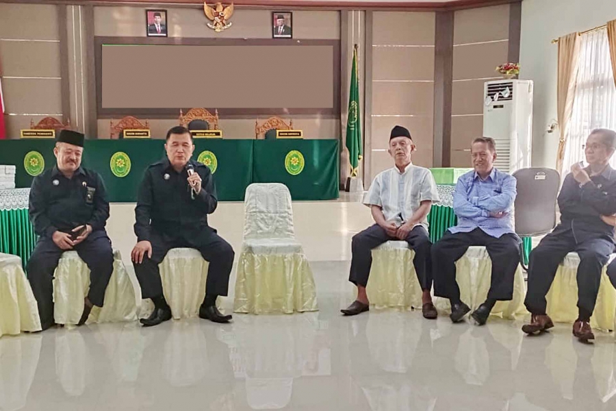 Ketua PTA Kendari memberikan sambutan dalam acara rutin silaturahmi dengan Purnabakti PTA Kendari (08/02/2023)