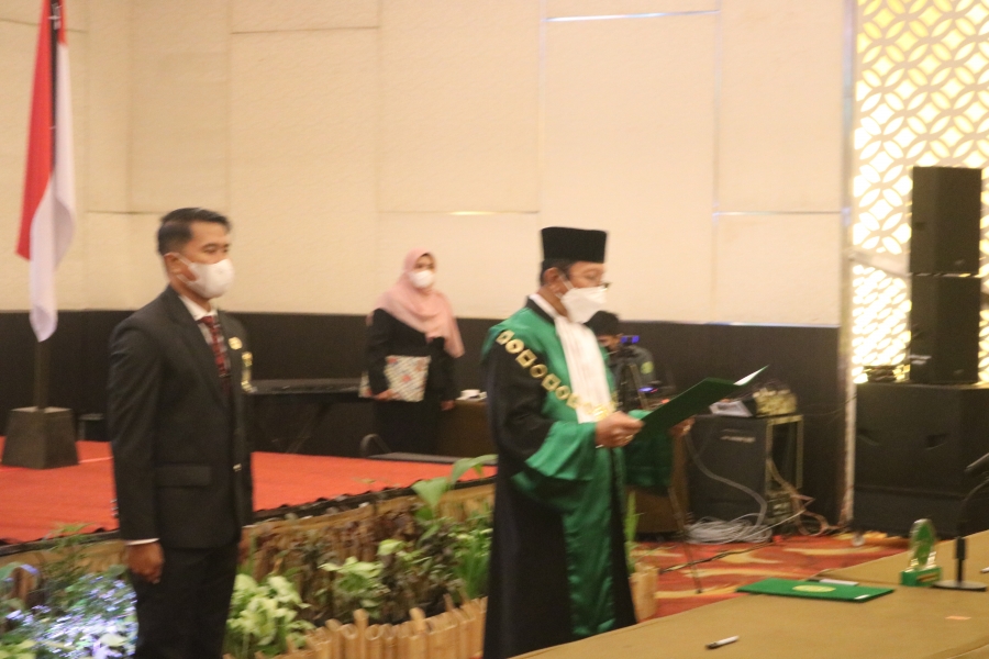 Ketua PTA Kendari Resmi Mengambil Sumpah Jabatan Wakil Ketua PTA Kendari, Hakim Tinggi PTA Kendari, dan Ketua PA di Wilayah Hukum PTA Kendari (06/09/2022)