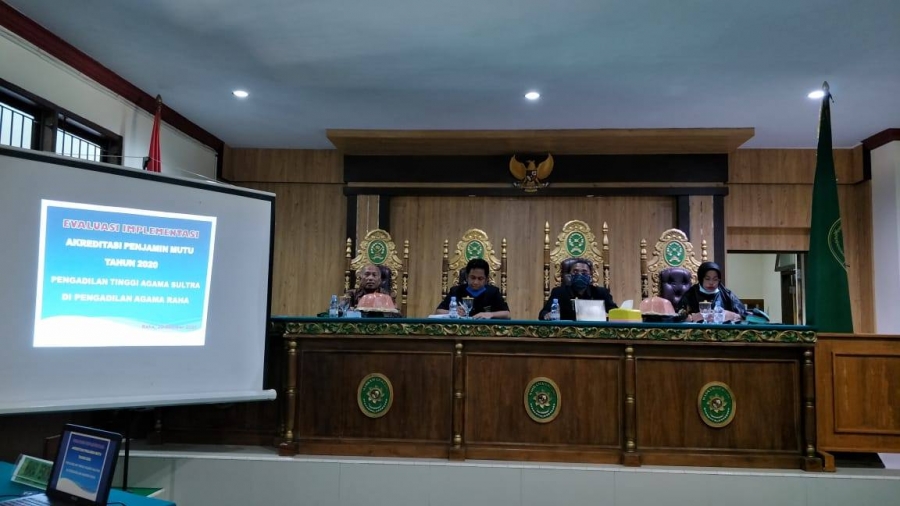 Panitera PTA Sulawesi Tenggara (kiri) dan Kabag. Umum dan Keuangan (kanan) bersama dengan pimpinan PA Raha memimpin evaluasi implementasi penjaminan mutu di PA Raha (20/10/2020)