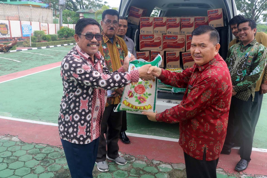 Ketua Pengadilan Tinggi Agama Kendari, Dr. H. Mame Sadafal menyerahkan Infaq dan Sedekah dari PTA Kendari kepada Tim Penyaluran Infaq dan Sedekah PTA Kendari yang akan diserahkan ke beberapa lokasi di Kendari dan Konawe Selatan Sulawesi Tenggara (06/04/2023)