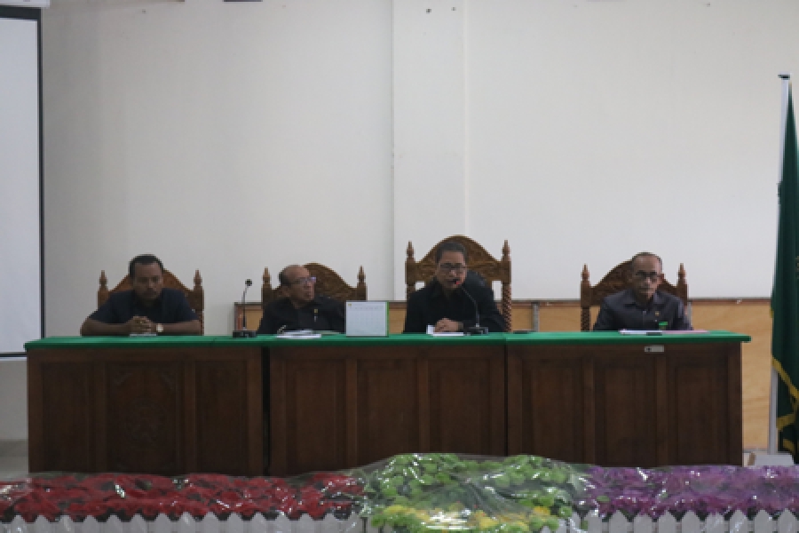 Sekretaris (kiri) sebagai Moderator, Hakim Tinggi (Kanan) sebagai Notulen, Ketua PTA Sulawesi Tenggara (kedua dari kanan) dan Wakil Ketua (Kedua dari kiri) sebagai pemimpin Rapat Berkala Bulanan dan Rapat Terkait Kegiatan Amaliah Ramadhan 1440 H (06/5/2019)