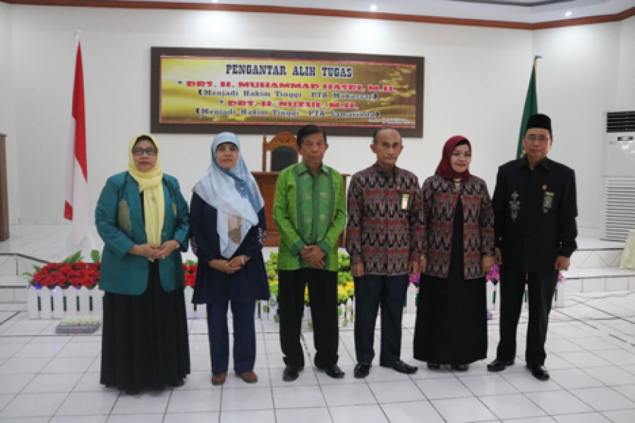 Ketua PTA Sultra (Kanan) dan Istri (Kiri) resmi melepas dan foto bersama dengan Drs. H. Nuzul, M.H (ketiga kanan) dan Drs. Muhammad Hasbi, M.H. (Ketiga Kanan) yang masing-masing didampingi bersama para istri (17/5/2019)