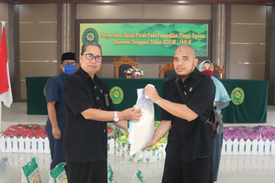 Ketua PTA Sultra (kiri) memberikan zakat fitrah kepada salah satu tenaga kontrak PTA Sultra (19/5/2020)