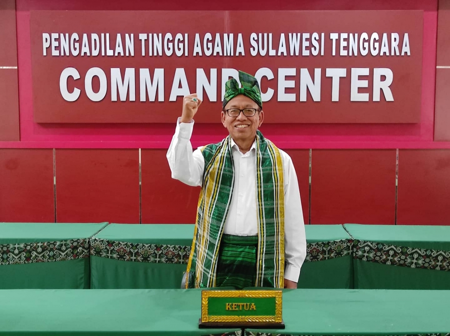 Ketua PTA Sulawesi Tenggara mengenakan pakaian adat Sulawesi Tenggara saat menghadiri Upacara HUT RI Ke-76 di Istana Negara secara virtual