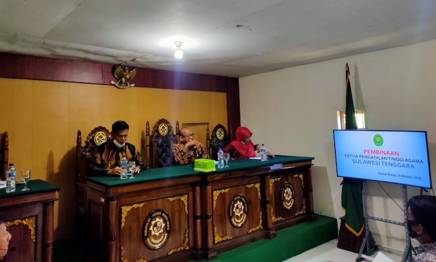 Ketua PTA Sulawesi Tenggara (tengah) sedang menyampaikan arahan dan pembinaan kepada hakim dan aparatur PA Wangi-Wangi (16/10/2020)