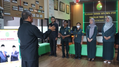 Wakil Ketua PTA Kendari Beri Arahan Pentingnya Pelayanan Prima pada Petugas PTSP