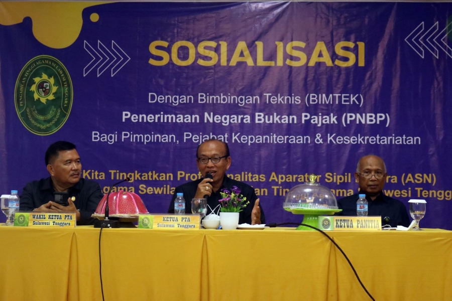 Ketua PTA Sultra memberikan sambutan dalam acara pembukaan Sosialisasi dan Bimtek PNBP PA Sewilayah PTA Sutra (01/12/2021)