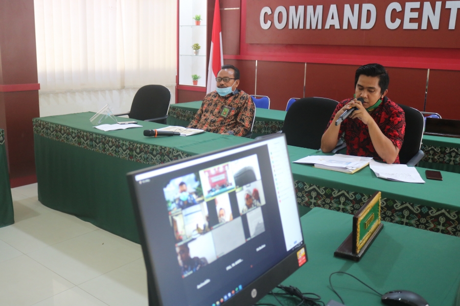 Sekretaris (Kiri) dan Kasubbag Kepegawaian dan TI (kanan) sedang memberikan arahan kepada seluruh peserta teleconference (24/09/2020)