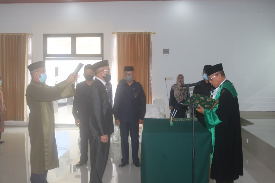 Ketua PTA Sultra mengambil sumpah Abd. Rahim, S.Ag. menjadi Panitera Muda Hukum PTA Sulawesi Tenggara (03/06/2021)
