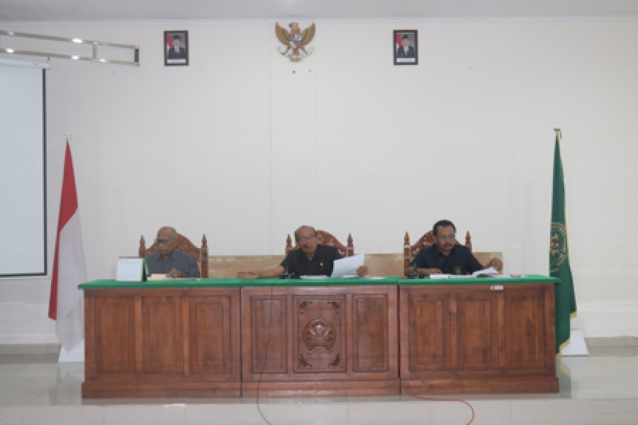 WKPTA (Tengah), Panitera (Kiri), dan Sekretaris (Kanan) memimpin jalannya Rapat Evaluasi Atas Penilaian Zona Integritas dan Persiapan Akreditasi Penjaminan Mutu (25/6/2019)