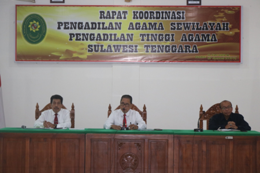 KPTA (Tengah), WKPTA (Kanan), dan Ketua Tim SIPP &amp; TI (Kiri) memimpin jalannya rapat koordinasi (11/6/2019)