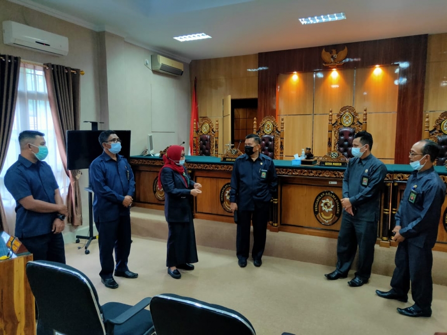 Wakil ketua dan Kabag. Perencanaan &amp; Kepegawaian PTA Sultra Bersama Ketua, Wakil Ketua, Panitera, dan Sekretaris PA Unaaha melihat ruang sidang PA Unaaha (11/05/2021)