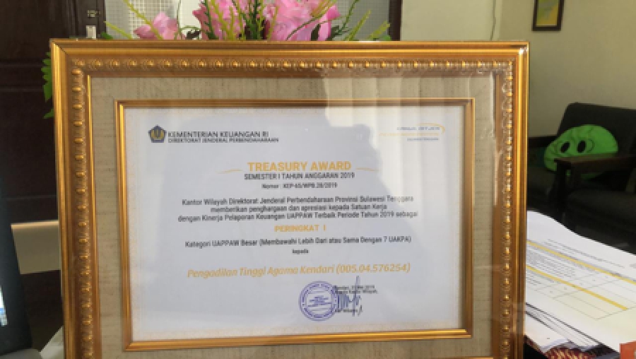 Piagam Penghargaan dari Kantor Wilayah Direktorat Jenderal Perbendaharaan Provinsi Sulawesi Tenggara untuk PTA Sulawesi Tenggara (29/10/2019) 