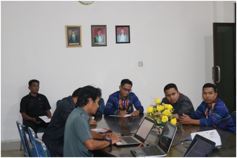 KPTA Sultra (Tengah) dan Panitera PA Andoolo (Kiri) memimpin jalannya Pembinaan dan Sosialisasi, serta Sekretaris PA Andoolo (Kanan) sebagai moderator (15/10/2019)