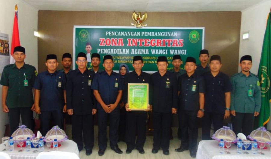  Foto bersama seluruh unsur pimpinan dan pegawai Pengadilan Agama Wangi wangi setelah penanda tanganan Komitmen Bersama Zona Integritas (29/1/2019)   