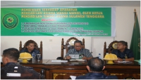  KPTA Sultra (Tengah) dan KPA Wangi-Wangi(Kiri) memimpin jalannya Pembinaan, serta Sekretaris PA Wangi-Wangi (Kanan) sebagai moderator (08/10/2019)  Kendari - Ketua PTA Sultra Dr. H. Muslimin Simar, SH., MH.. memimpin Pembinaan Terhadap aparatur Pengadilan Agama Wangi-Wangi. Rapat dihadiri oleh Hakim dan pejabat struktural maupun fungsional di lingkungan Pengadilan Agama (PA) Wangi-Wangi.