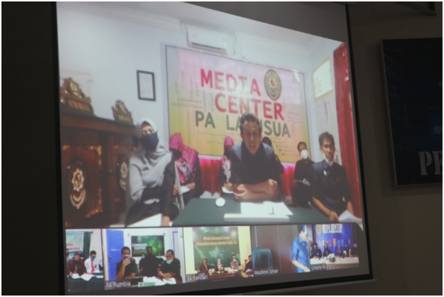 Salah satu peserta memberikan pertanyaan kepada pemateri (22/4/2020)