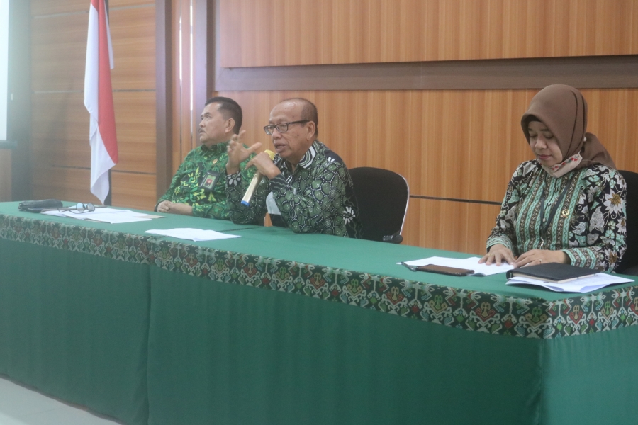 Ketua didampingi Wakil Ketua dan Hakim Tinggi PTA Sulawesi Tenggara memimpin Rapat Tim Penilaian dan Penetapan Agen Perubahan PTA Sulawesi Tenggara Periode Tahun 2021 – 2022 (09/09/2021)