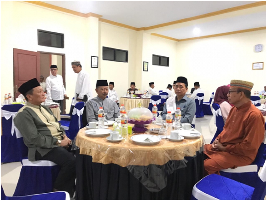 KPTA (Kedua kanan) &amp; WKPTA (kanan) Sulawesi Tenggara bersama unsur Pimpinan Pengadilan di wilayah Kendari menghadiri Acara Buka Bersama di PA Kendari (24/05/2019)