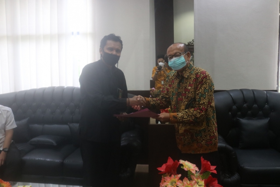 Ketua PTA Sultra (kanan) menerima hasil evaluasi dari Tim Evaluasi SAKIP BAWAS MA-RI (19/05/2021)