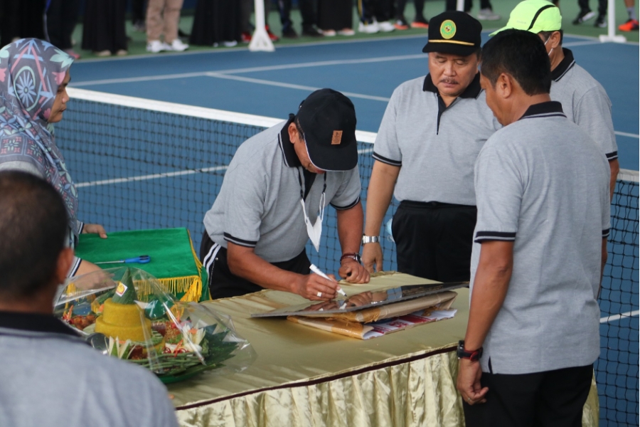 Ketua PTA Sultra Menandatangani Peletakan Batu Pertama (26/11/2021)