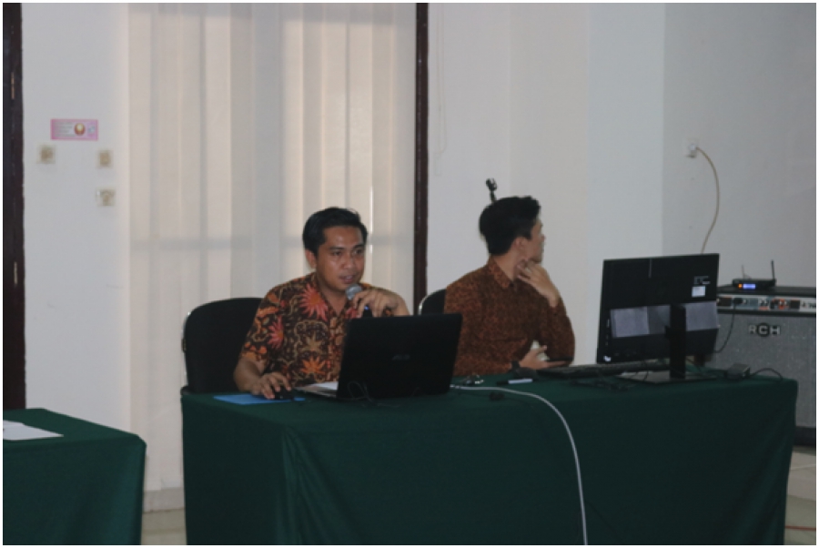 Kasubbag Kepegawaian dan TI (kiri) sebagai pemateri membawakan acara sosialisasi (17/4/2020)