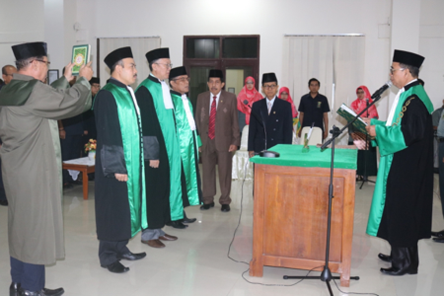 KPTA Sulawesi Tenggara (kanan) mengambil sumpah Hakim Tinggi PTA, Ketua PA Kendari dan Ketua PA Andoolo (11/6/2019)