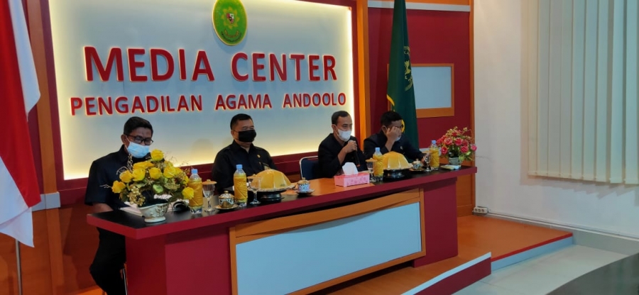 Wakil ketua dan Kabag. Perencanaan &amp; Kepegawaian PTA Sultra Bersama Ketua dan Wakil Ketua PA Andoolo sedang menyampaikan pembinaan di hadapan Hakim dan Aparatur  PA Andoolo  (29/06/2021)