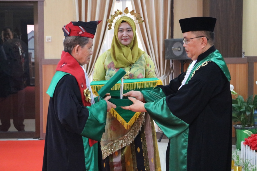 WISUDA PURNABAKTI DRS. JAHARUDDIN S., S.H. DI AULA ZAINAL IMAMAH PTA. KENDARI